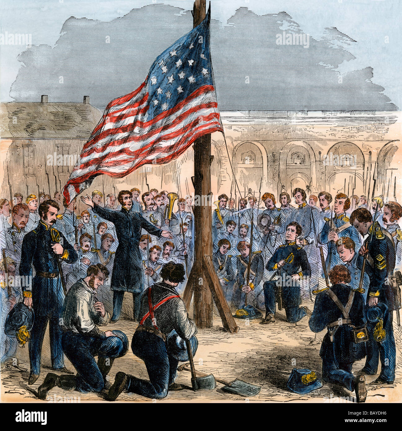 Maggiore Robert Anderson sollevando la bandiera americana su Fort Sumter prima dell'attacco confederato 27 dicembre 1860. Colorate a mano la xilografia Foto Stock