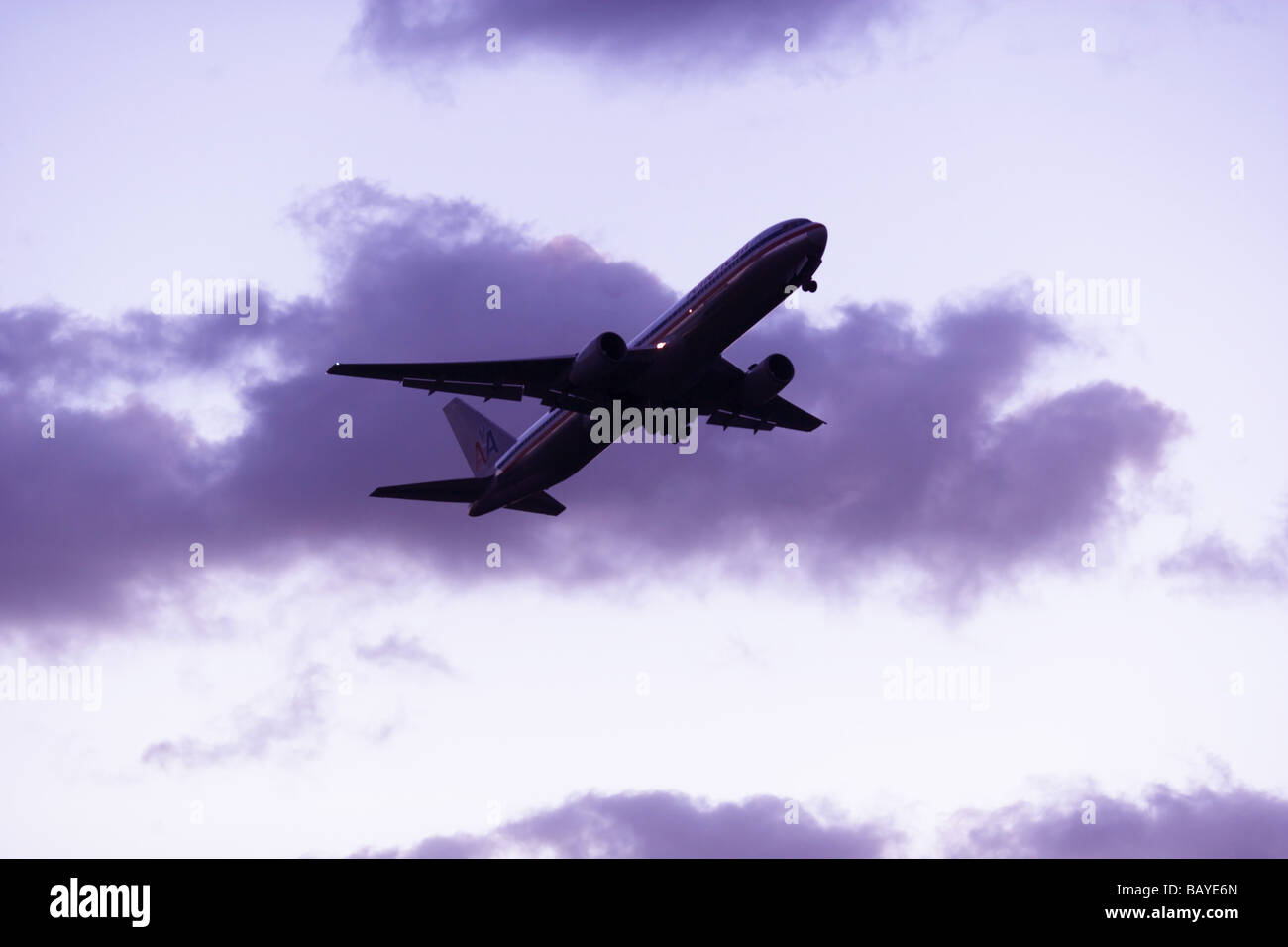 Aviazione Commerciale aeromobile in volo Foto Stock