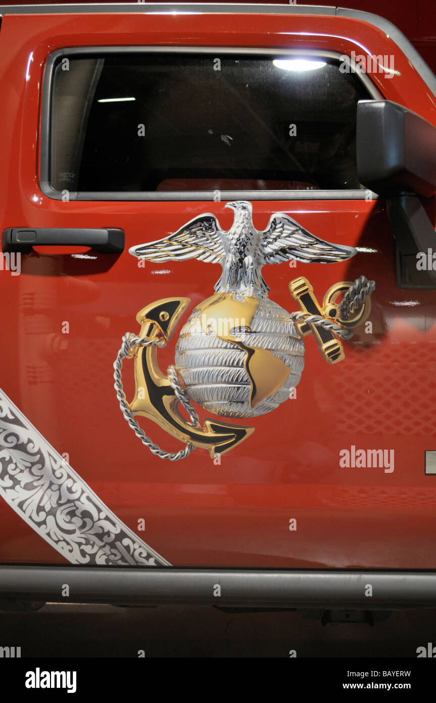 Porzione di lato di un particolare colore rosso brillante Humvee Foto Stock