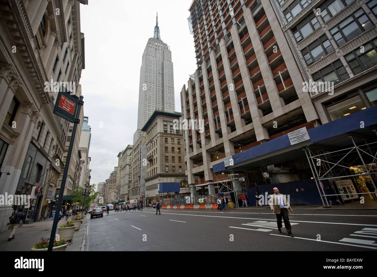 Vista sull'Empire State Building dal nord est angolo della 34th Street e la quinta avenue Foto Stock