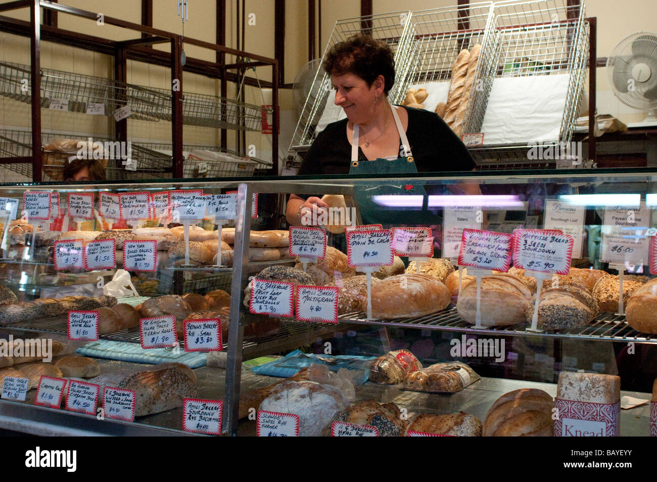 La vendita di pane al mercato Queen Victoria Melbourne Victoria Australia Foto Stock