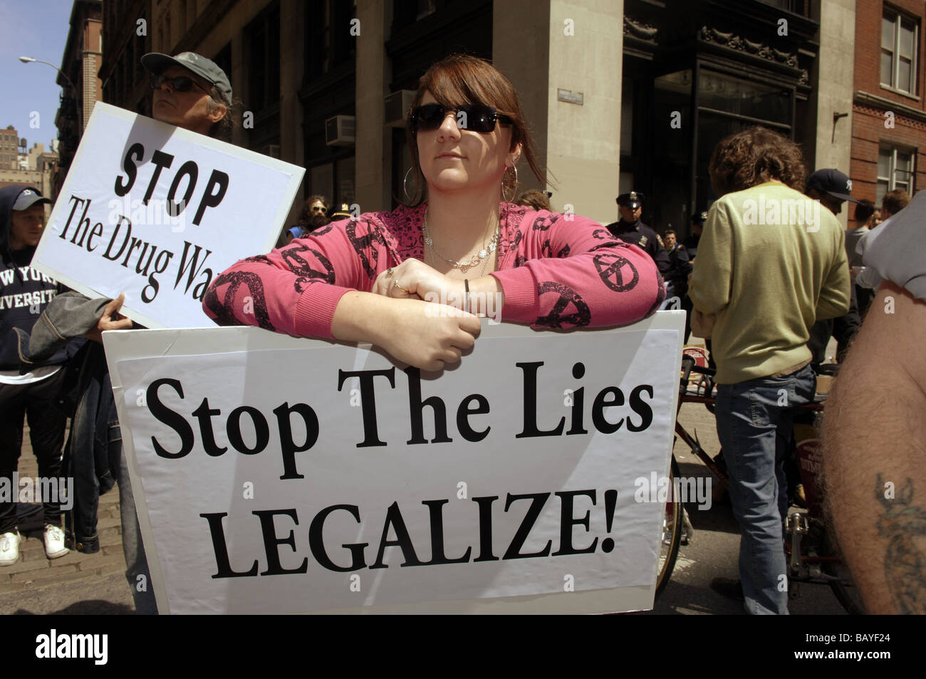 Sostenitori della legalizzazione della marijuana marzo a New York Foto Stock