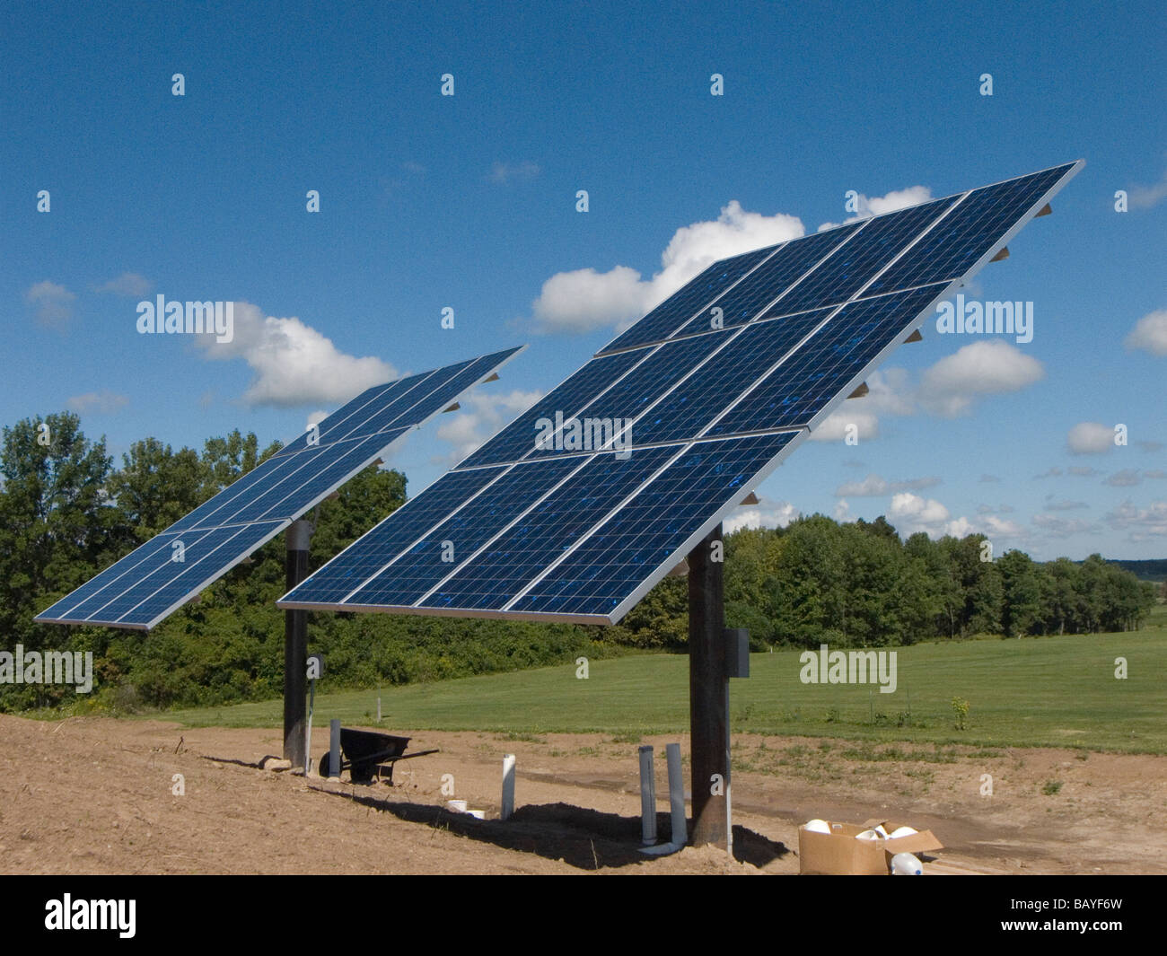 Pannelli solari installati sul tetto della terra dimora. Foto Stock