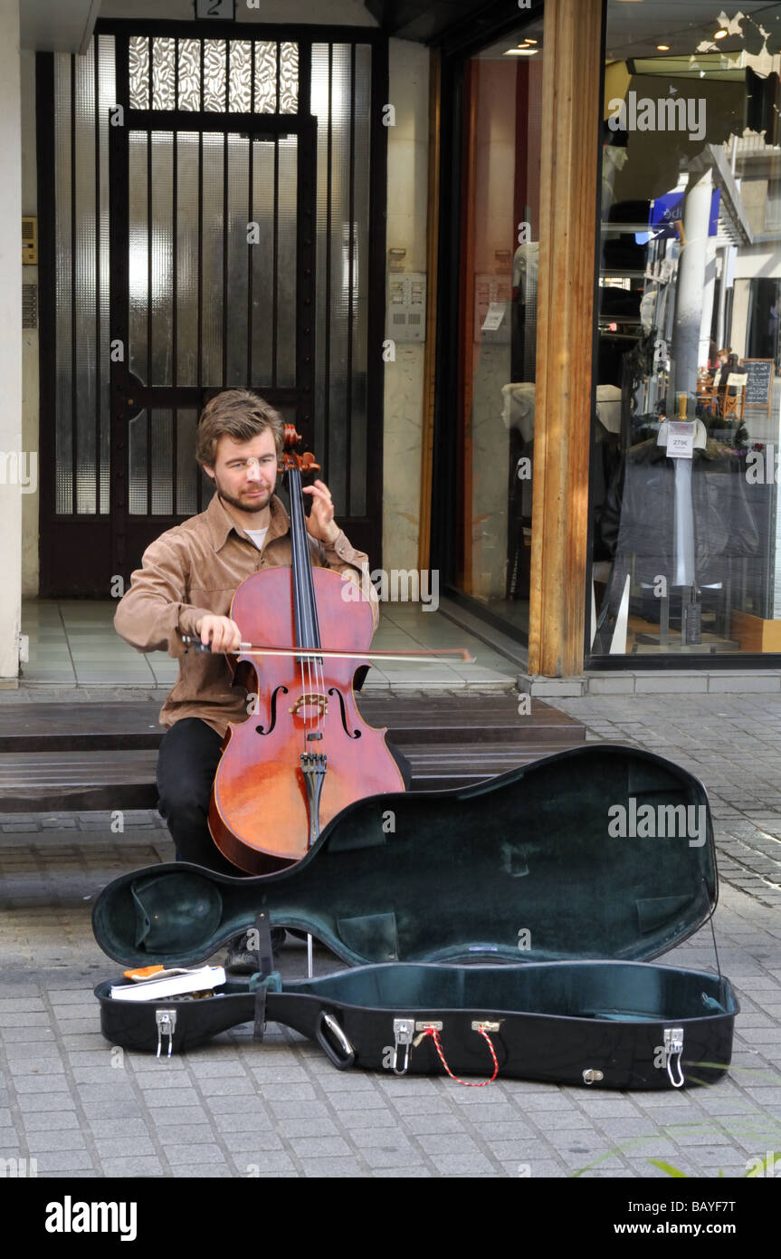 Musicista di strada violoncellista sulla strada di Amiens, Francia Foto Stock