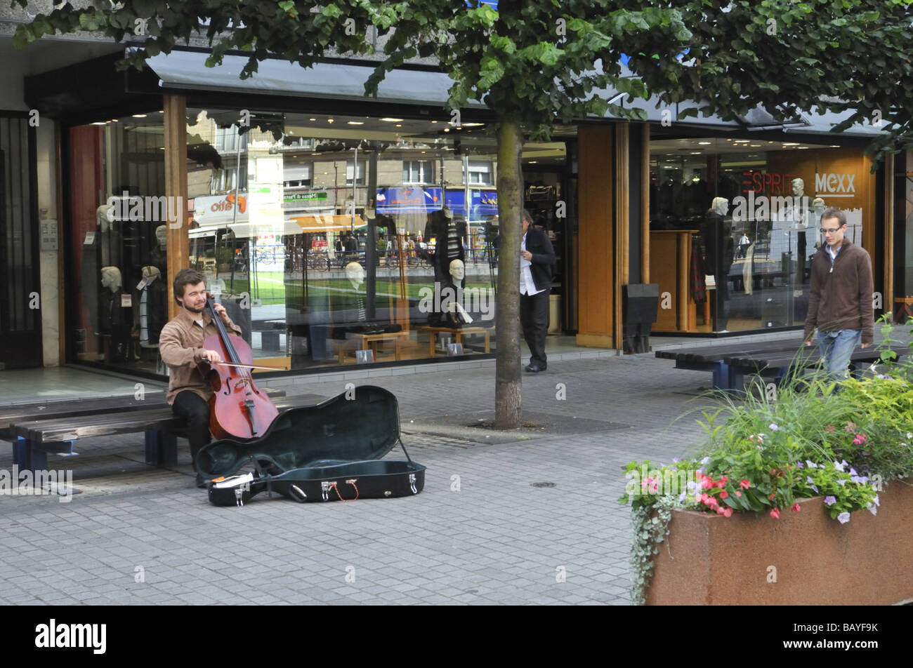 Musicista di strada violoncellista sulla strada di Amiens, Francia Foto Stock