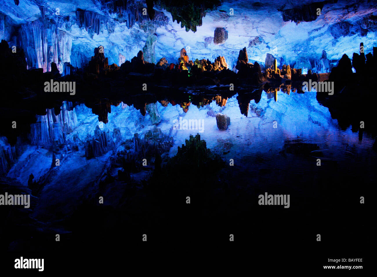 Le rocce sono riflesse in un pool nel palazzo di cristallo del drago re presso la Grotta del Flauto di Canna, Guilin, provincia di Guangxi, Cina. Foto Stock