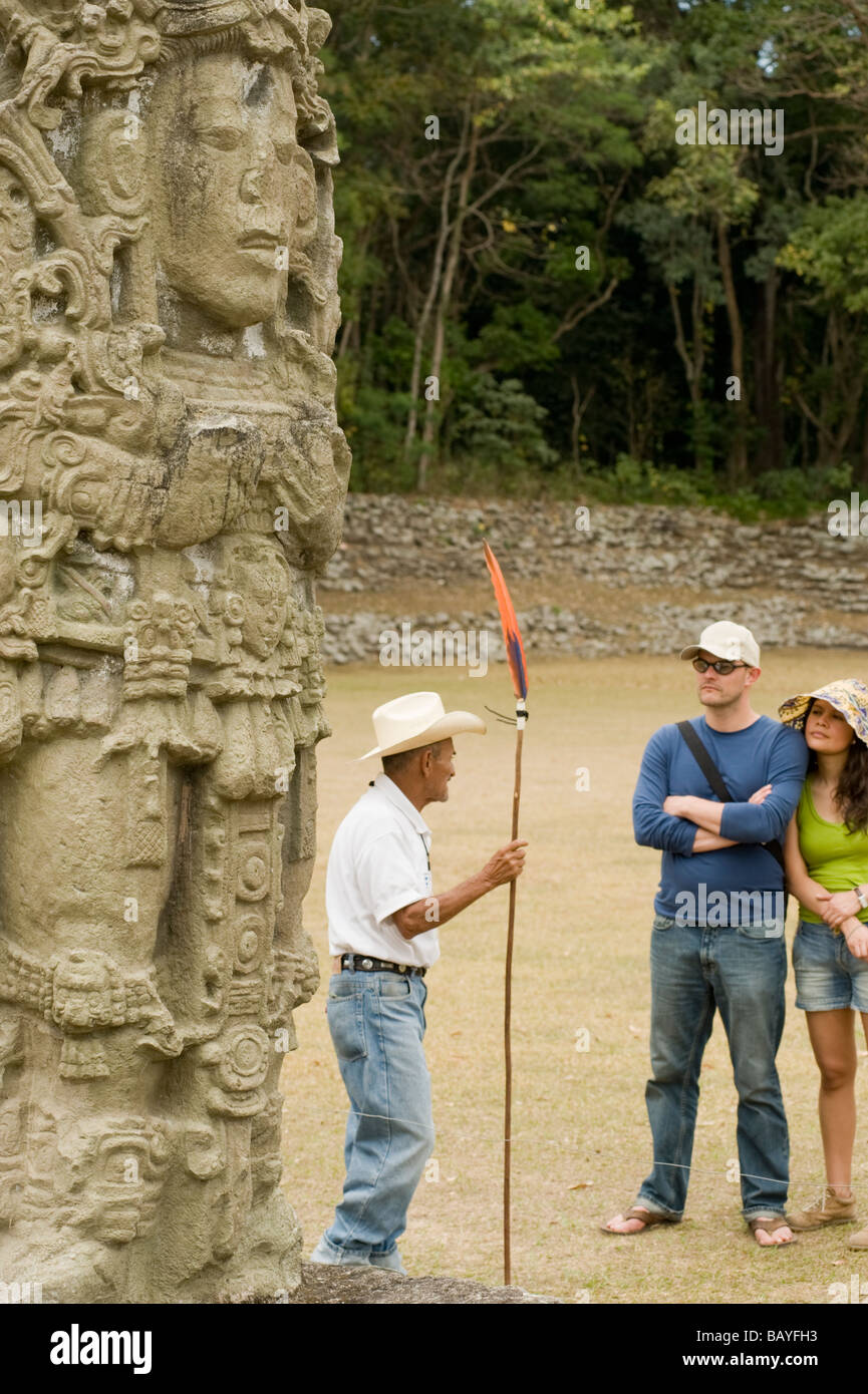 Guida che mostra ai visitatori tutto il Copan Ruinas Maya parco archeologico, Honduras. Foto Stock