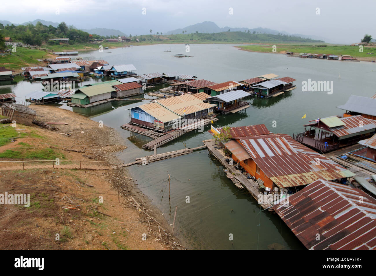 Case galleggianti su kheuan khao laem serbatoio sangkhlaburi thailandia Foto Stock