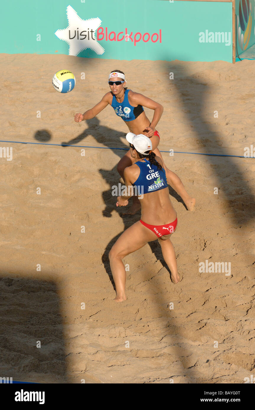 I concorrenti in un international beach volleyball tour in Blackpool Lancashire Inghilterra Foto Stock