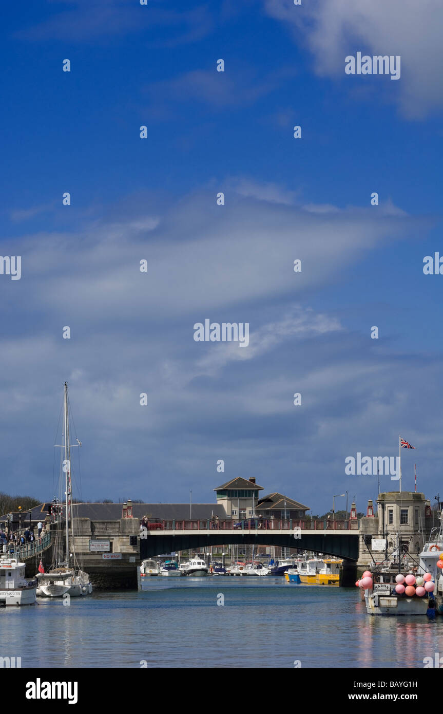 Vista del porto di Weymouth e città ponte nel Dorset, Inghilterra, in una giornata di sole. Foto Stock