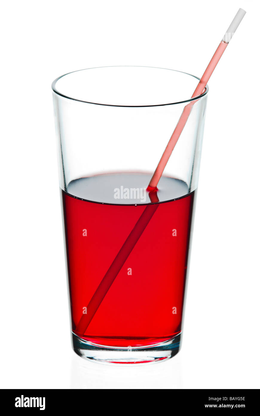 Un bicchiere di rosso liquido con una cannuccia Foto Stock