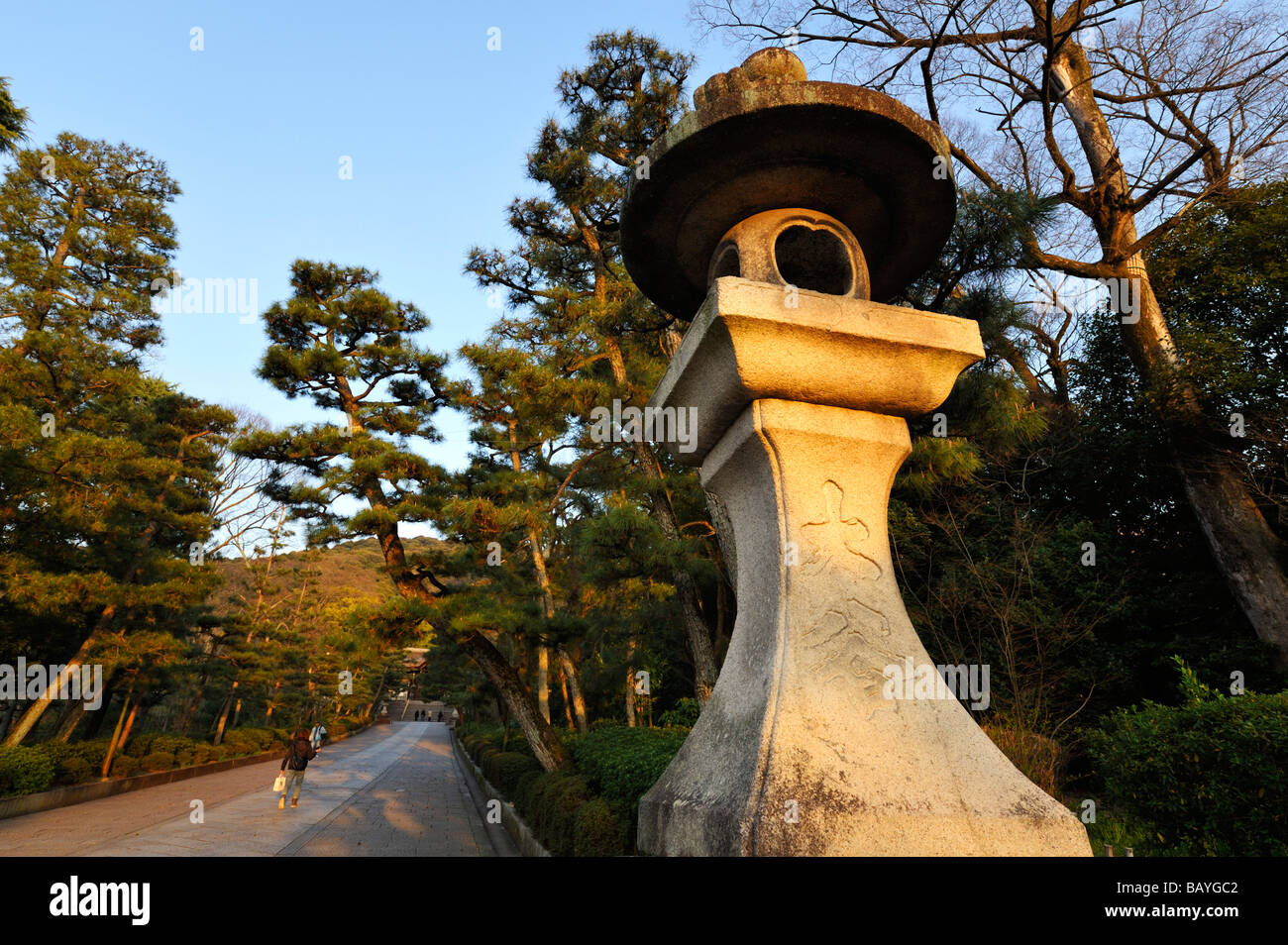 Un alto lanterna di pietra al Parco di Maruyama, Kyoto JP Foto Stock