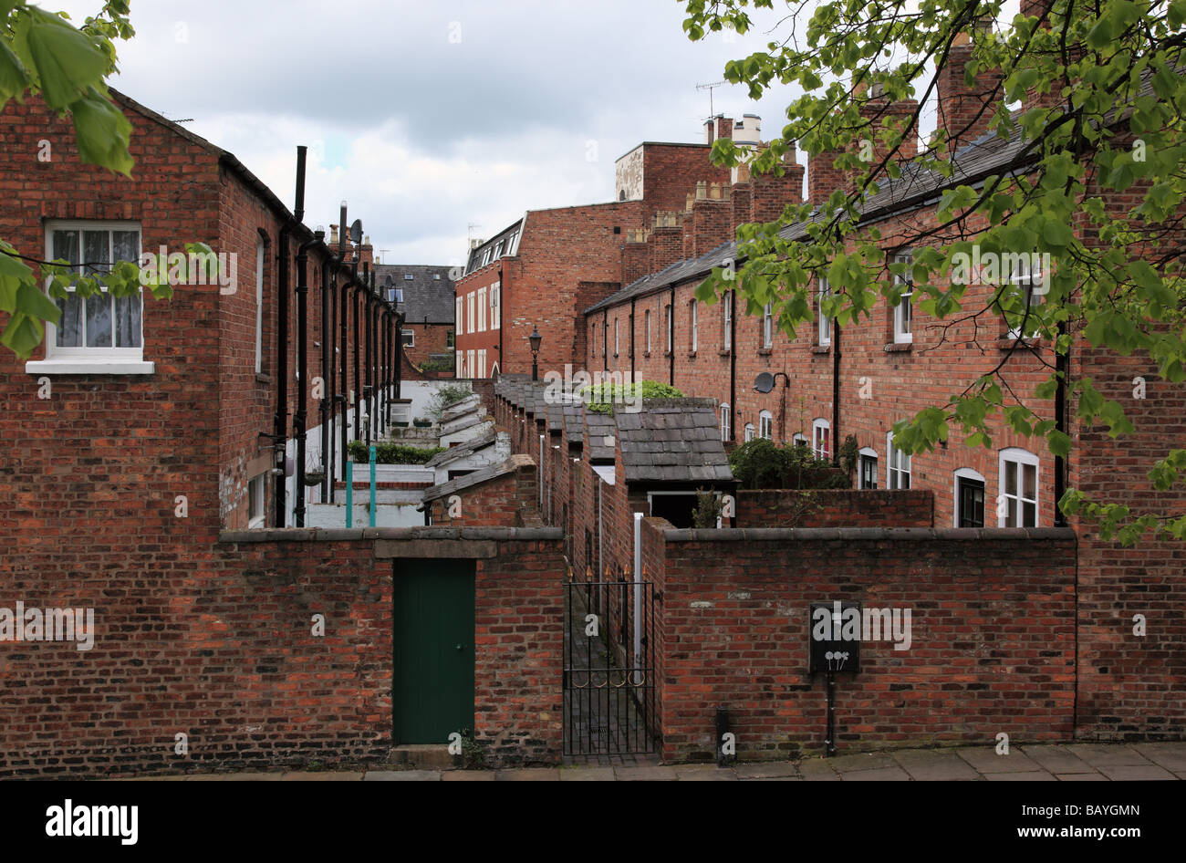 Primo piano di file di vecchie case in mattoni rossi a Chester, Cheshire, Inghilterra, Regno Unito Foto Stock