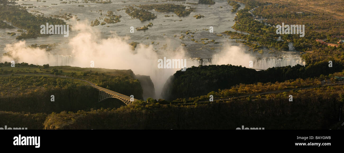 Panorama da elicottero luce su tutta la nebbia di Victoria Falls e ponte di frontiera stradale Zambia e Zimbabwe 7 meraviglie naturali del mondo sito UNESCO Foto Stock