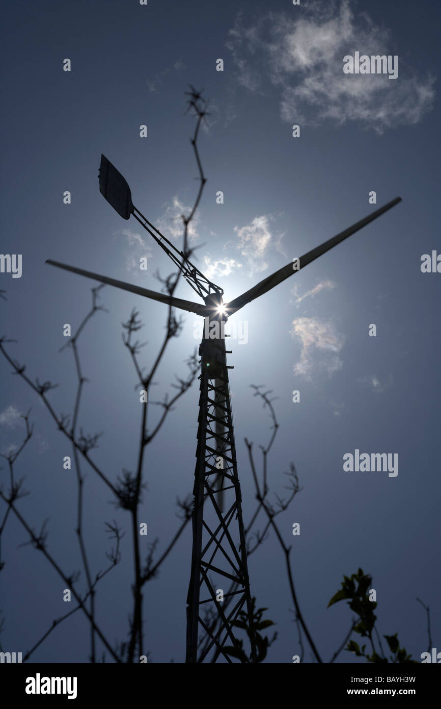 Sole che splende in giù su un medie turbine eoliche in County Tyrone Irlanda del Nord Foto Stock