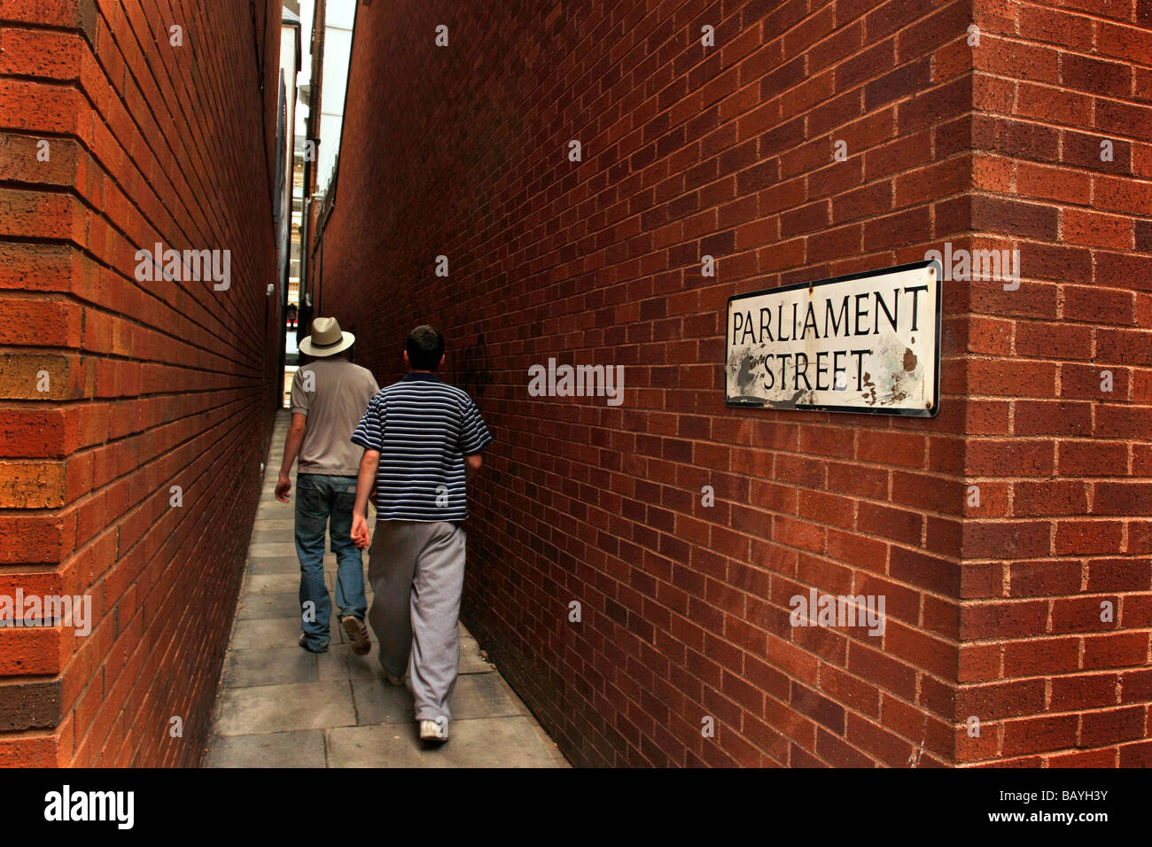 Il Parlamento street a Exeter, Regno Unito, creduto per essere il mondo della strada più stretta. è 25' al suo punto più stretto Foto Stock