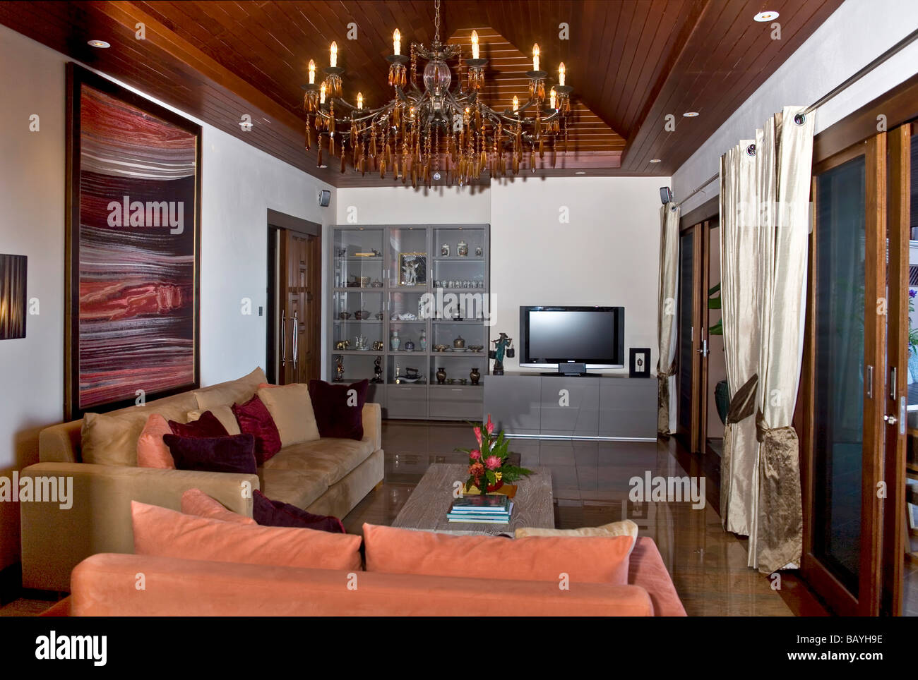 Casa moderna asiatica di interni. Lussuoso e confortevole salotto e sala con arredi soffici e un lampadario. Thailandia E.S. Asia Foto Stock