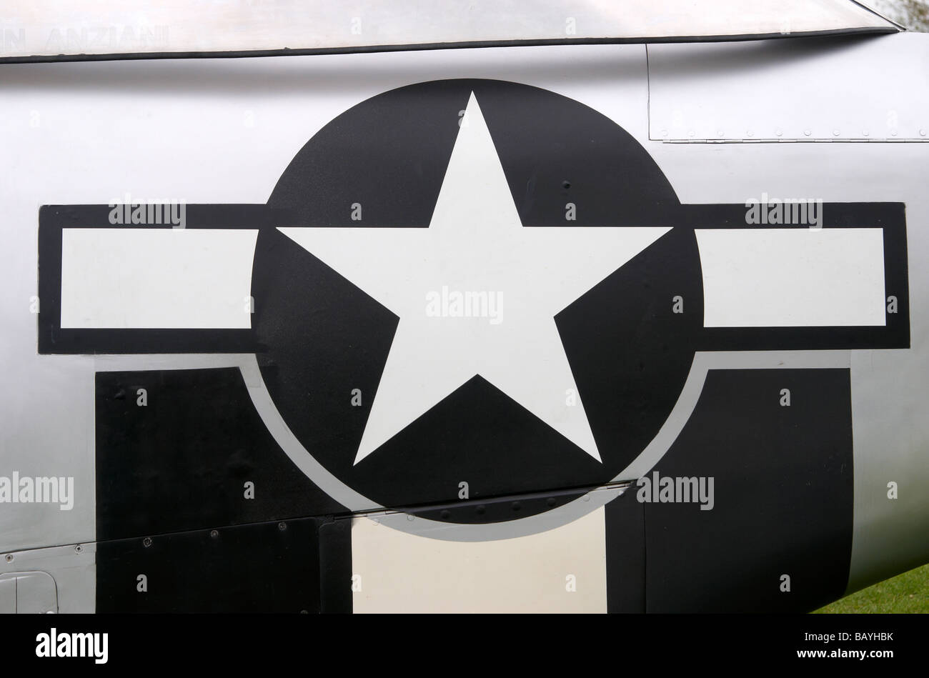 WW2 sigle di identificazione su un velivolo leggero versione di replica di un Mustang fighter. Foto Stock