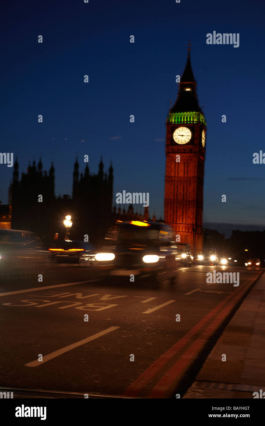 Big Ben di notte con i taxi passando da Foto Stock