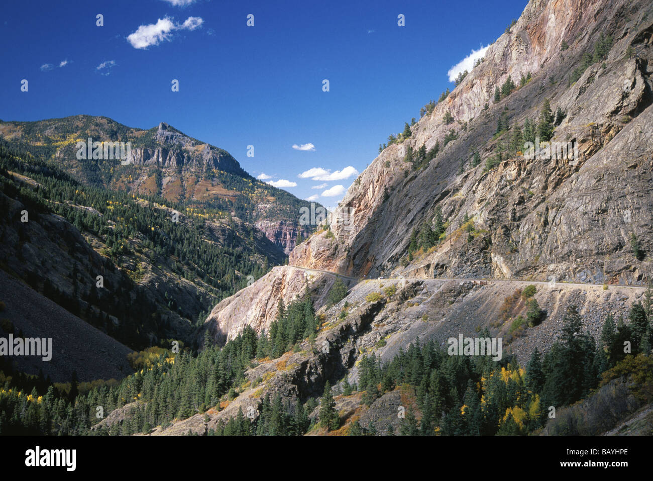 US Highway 550 ascende Red Mountain Pass a sud di Ouray Colorado Foto Stock