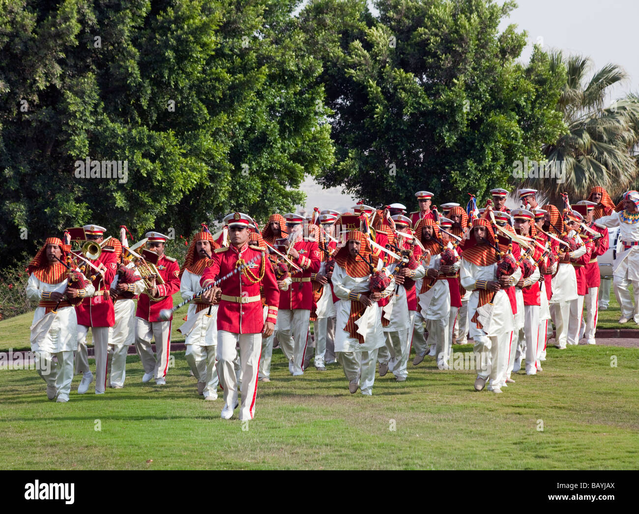 Egiziano banda militare di eseguire a Katameya golf club per festeggiare la fine del faraone Cup partita di golf al Cairo, Egitto Foto Stock