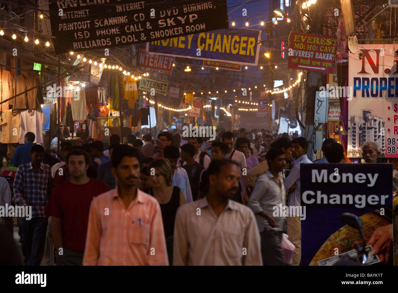 Il bazaar principale in Paharganj a Delhi in India Foto Stock