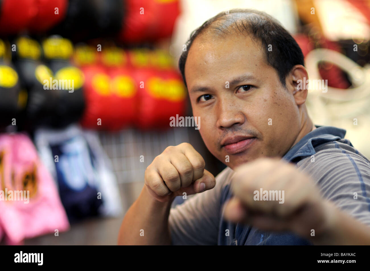 Guanto di boxe hawker Silom road sathon Bangkok in Thailandia Foto Stock