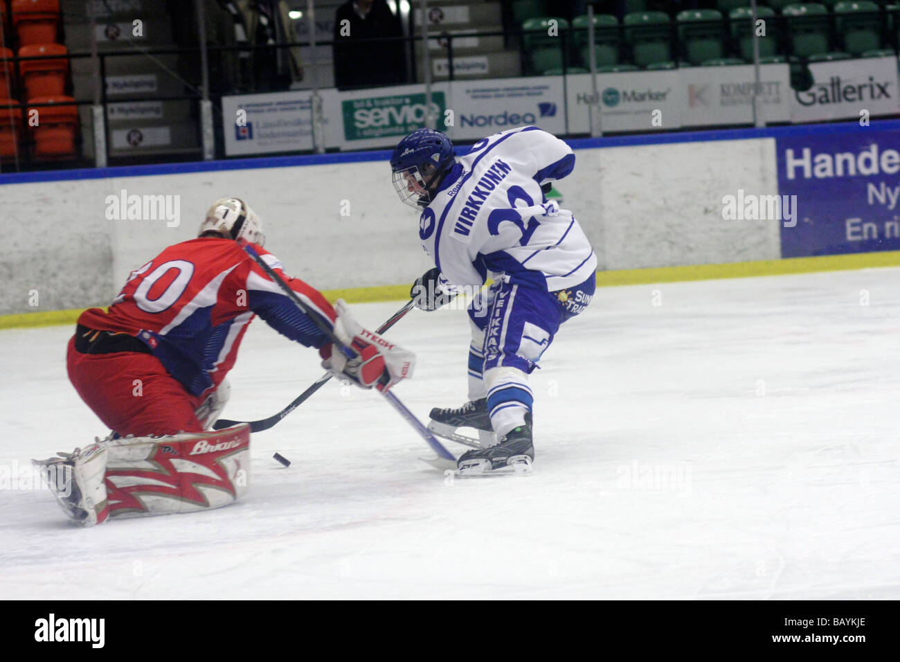 Goalie russo n. 20 Igor Bobkov e il finlandese in avanti n. 22 Valtteri Virkkunen in un U18 partita di hockey su ghiaccio. Foto Stock