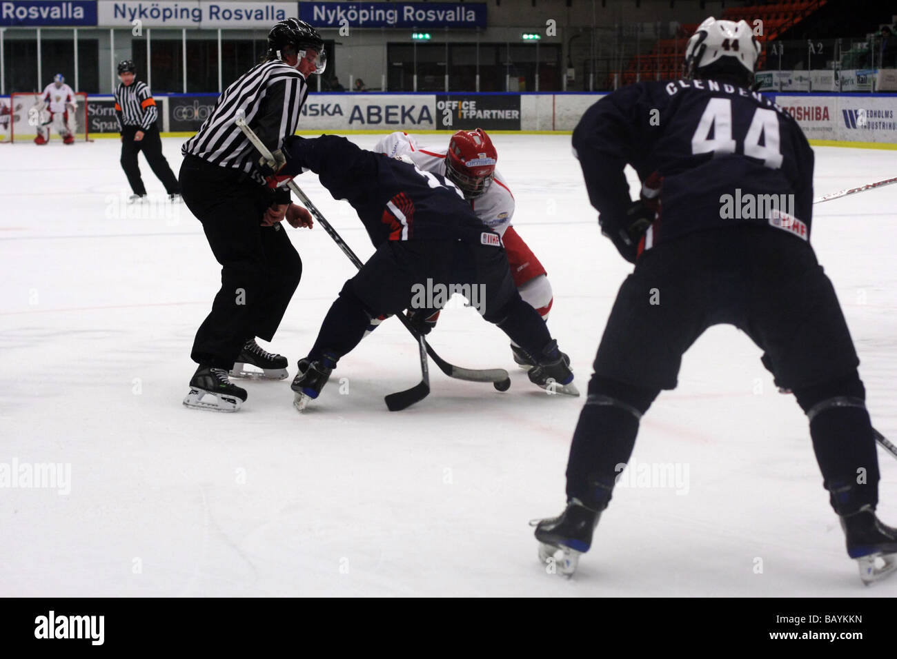 Face-off in un U18 partita di hockey su ghiaccio tra Stati Uniti e Russia. Foto Stock