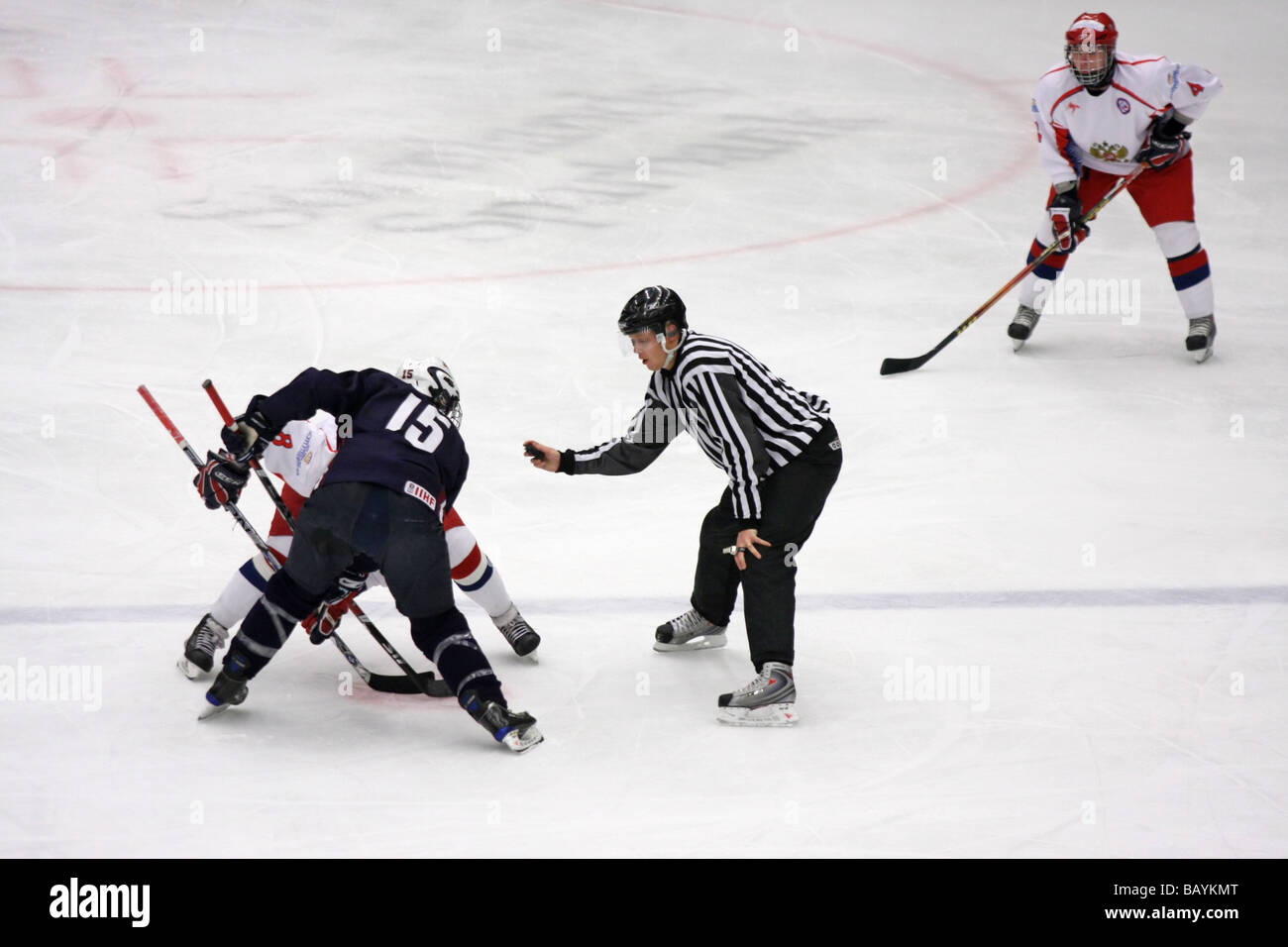 Face-off tra di noi n. 15 ha richiamato a Riva e il russo n. 8 Alexander Burmistrov in un U18 partita di hockey su ghiaccio tra Stati Uniti e Russia. Foto Stock