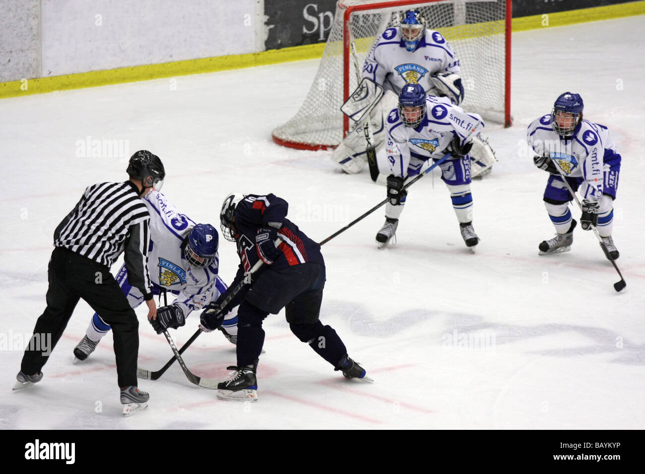 Face-off fra la Finlandia e gli Stati Uniti in una U18 ice-hockey tournament. Per gli Stati Uniti, n. 10 Kyle Palmieri. Foto Stock