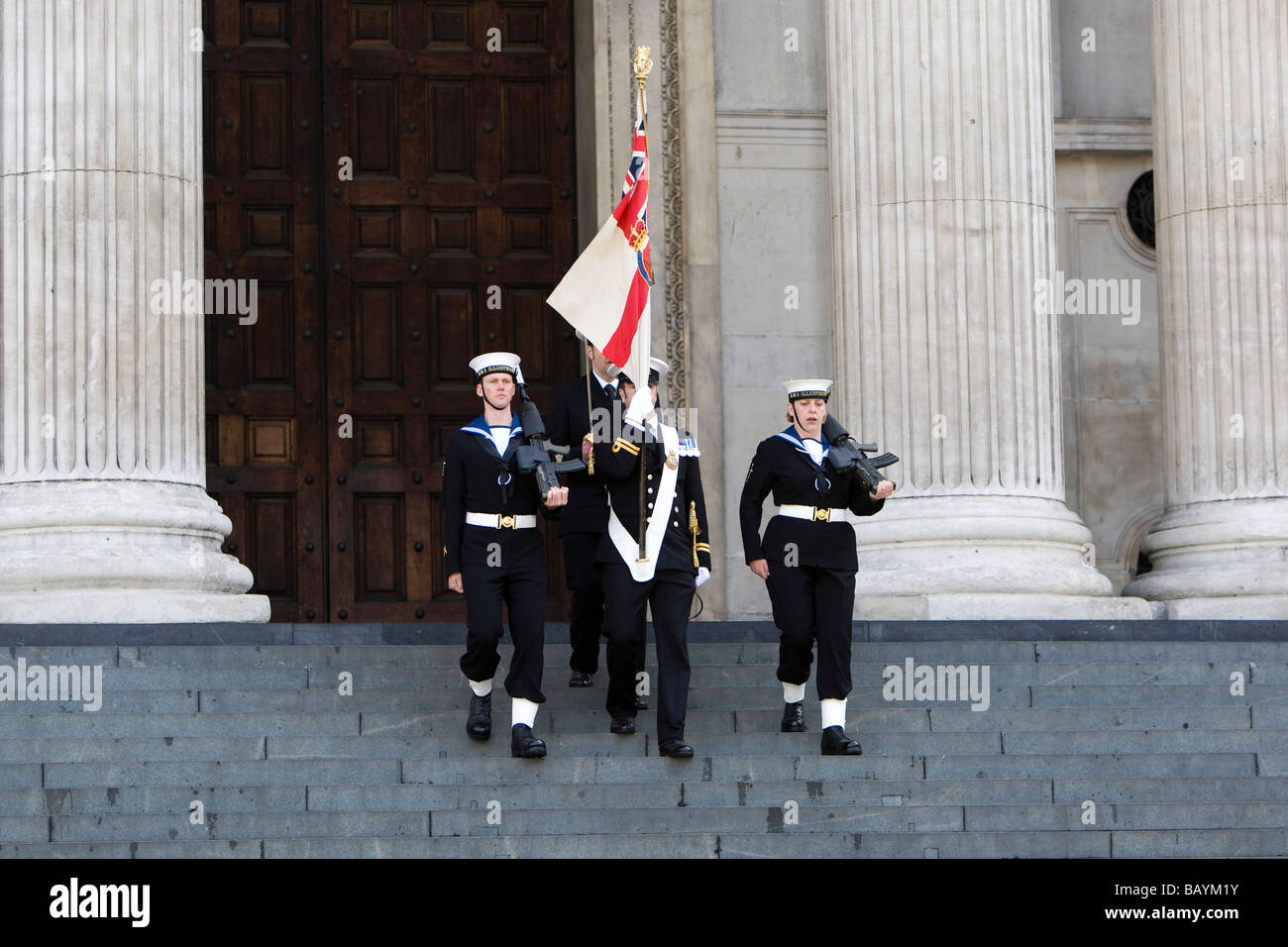 Un britannico bandiera navale parte da HMS decending Illustrios le fasi della Cattedrale di San Paolo a Londra in seguito un servizio Foto Stock