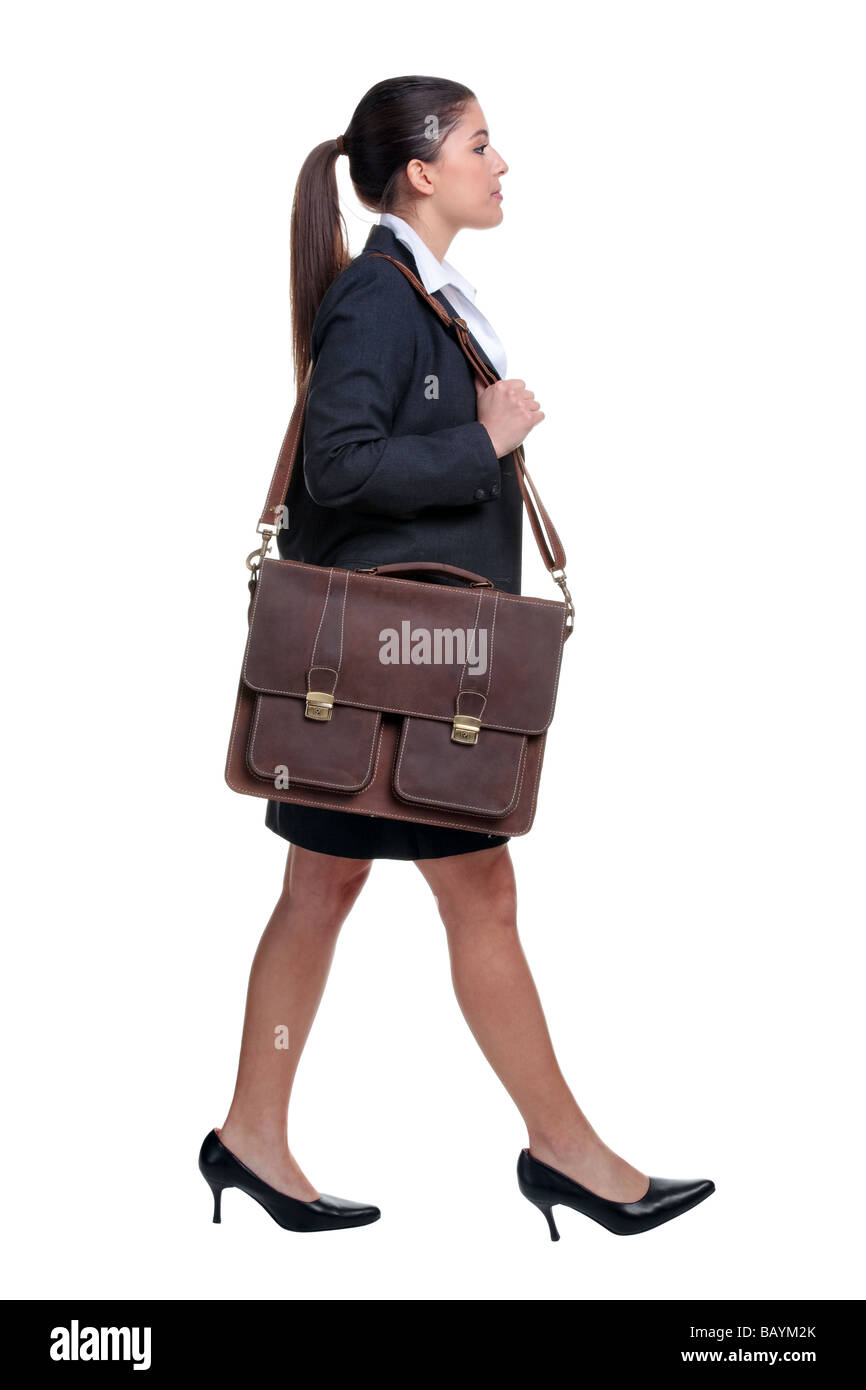 Imprenditrice camminando con valigetta sopra la sua spalla isolati su sfondo bianco Foto Stock