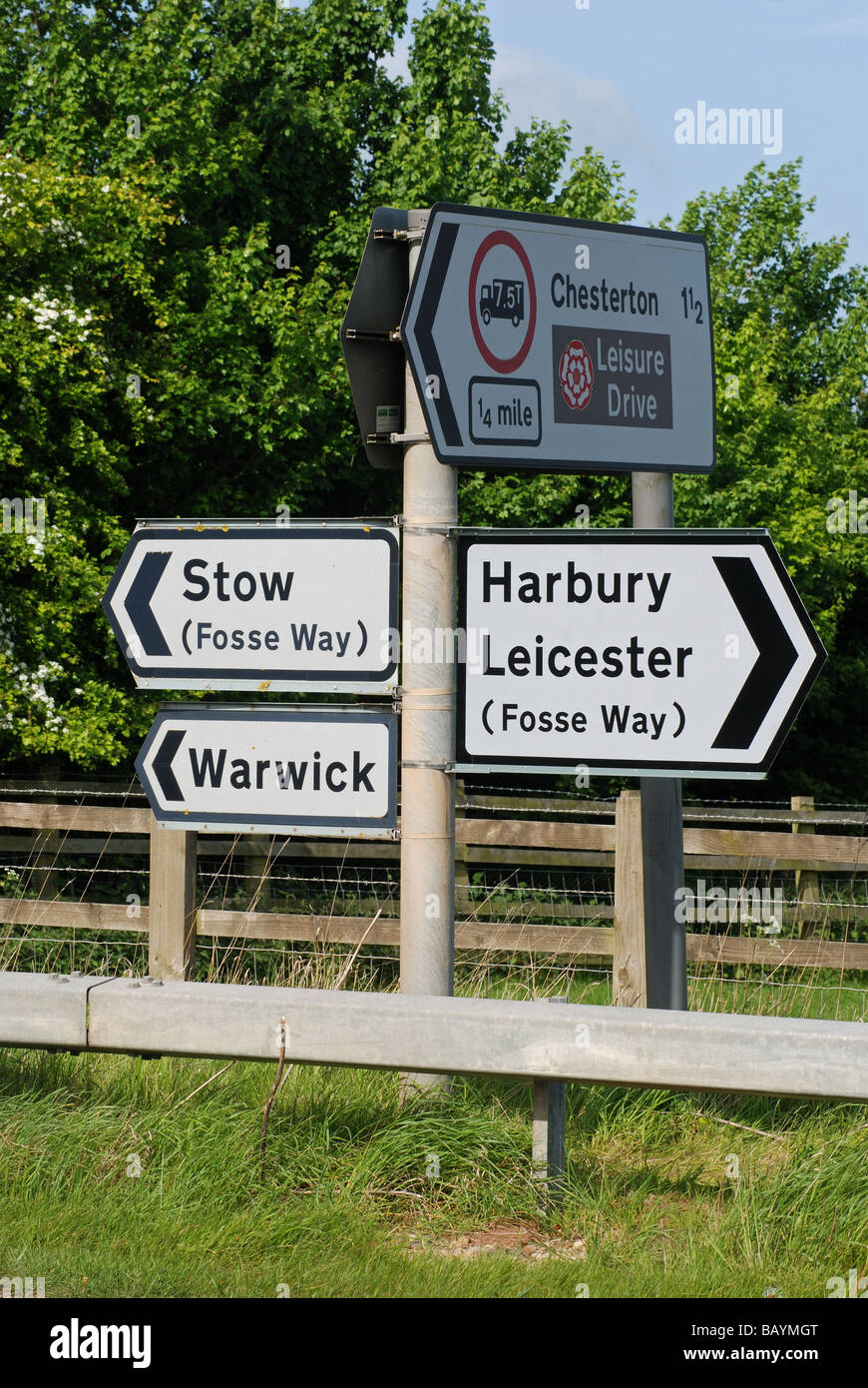 Cartello stradale su Fosse Way, Warwickshire, Inghilterra, Regno Unito Foto Stock