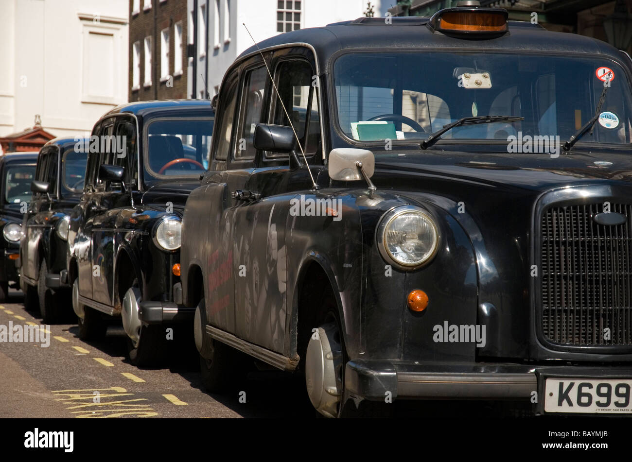 I taxi neri in Covent Garden Londra Inghilterra REGNO UNITO Foto Stock