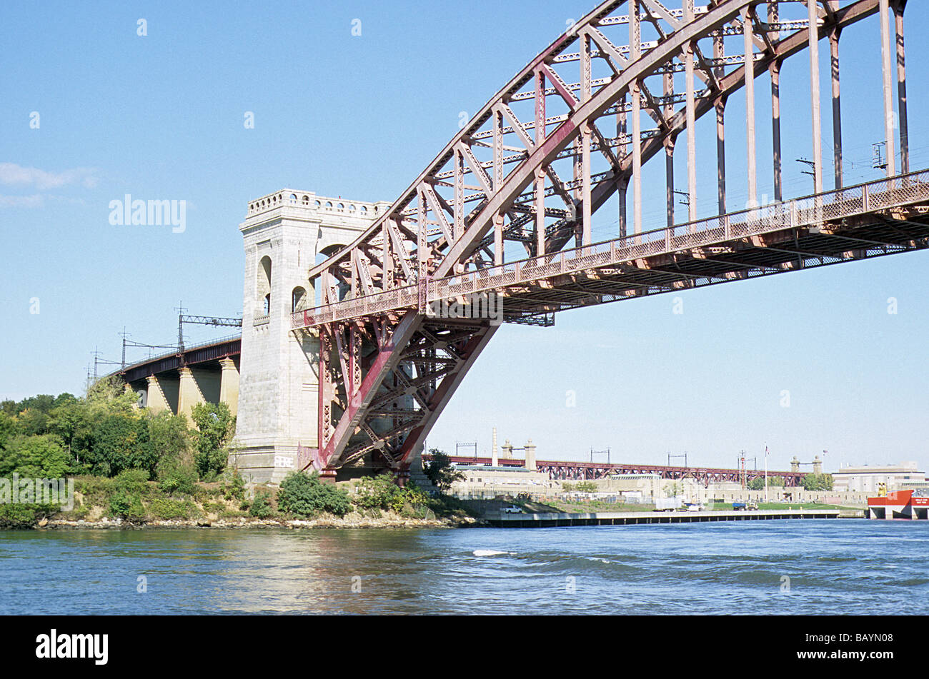 New York, Hell Gate ponte ferroviario sulla East River, visto da Astoria Park. Foto Stock