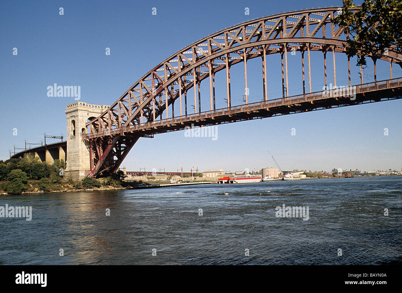 New York, Hell Gate ponte ferroviario sulla East River, visto da Astoria Park. Foto Stock