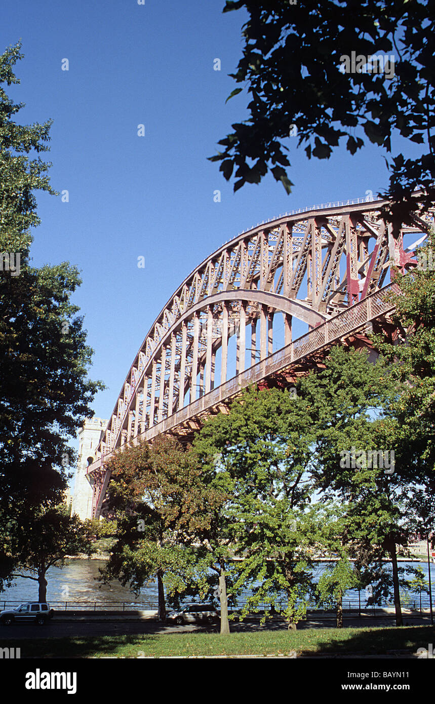 New York, Hell Gate ponte ferroviario sulla East River, visto da Astoria Park. Foto Stock