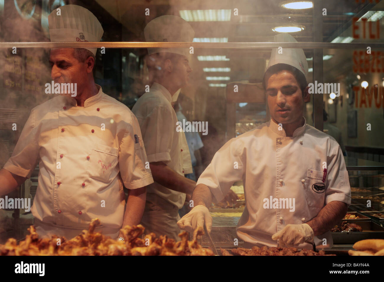 Due chef nella finestra di un Lokanta di Istanbul in Turchia Foto Stock