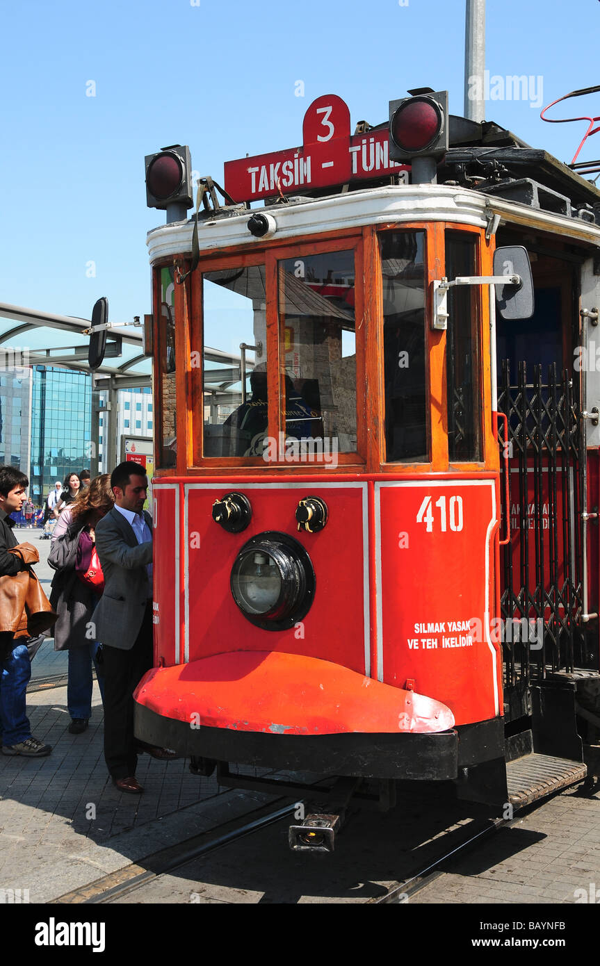 Tram antichi, Piazza Taksim, Istanbul, Turchia Foto Stock