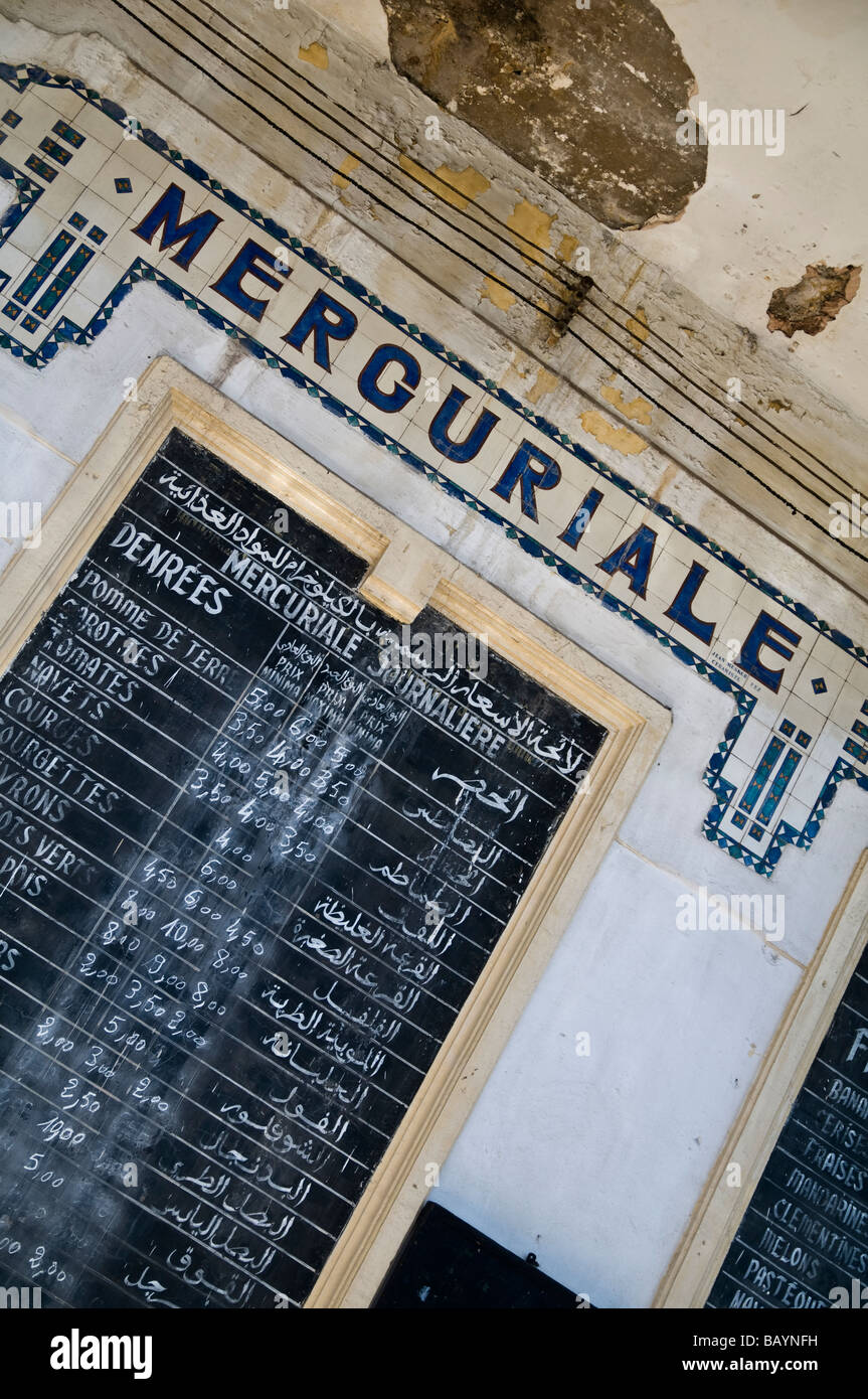 Mercuriale - listino prezzi ufficiale - di ortaggi per la vendita al Marché - comunali del mercato della città. Città Nuova, Fes, Marocco Foto Stock