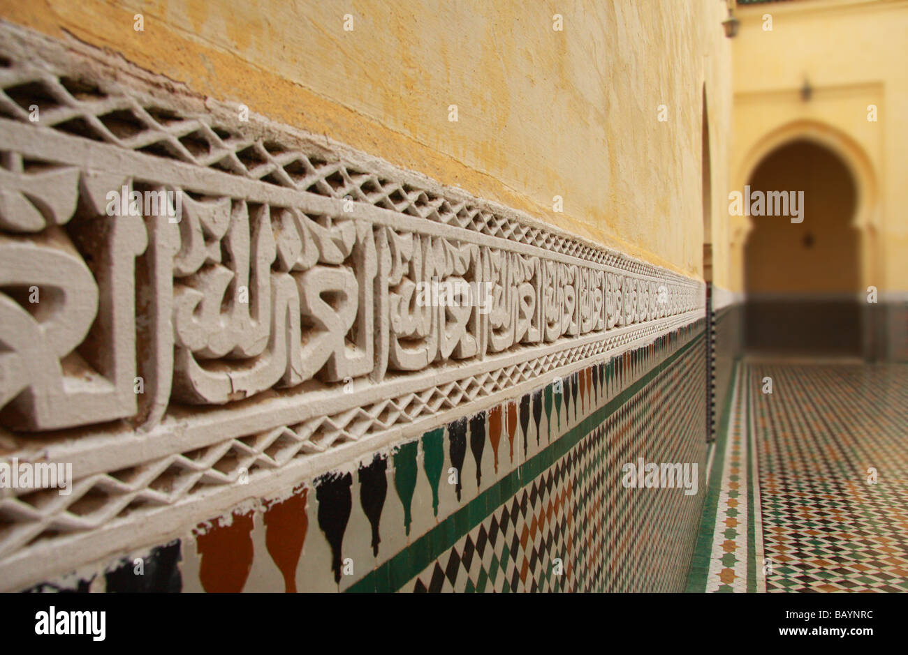 Dettaglio di stucco & zellij tilework nel cortile al Mausoleo di Moulay Ismail, Meknes, nord del Marocco, Africa del Nord Foto Stock