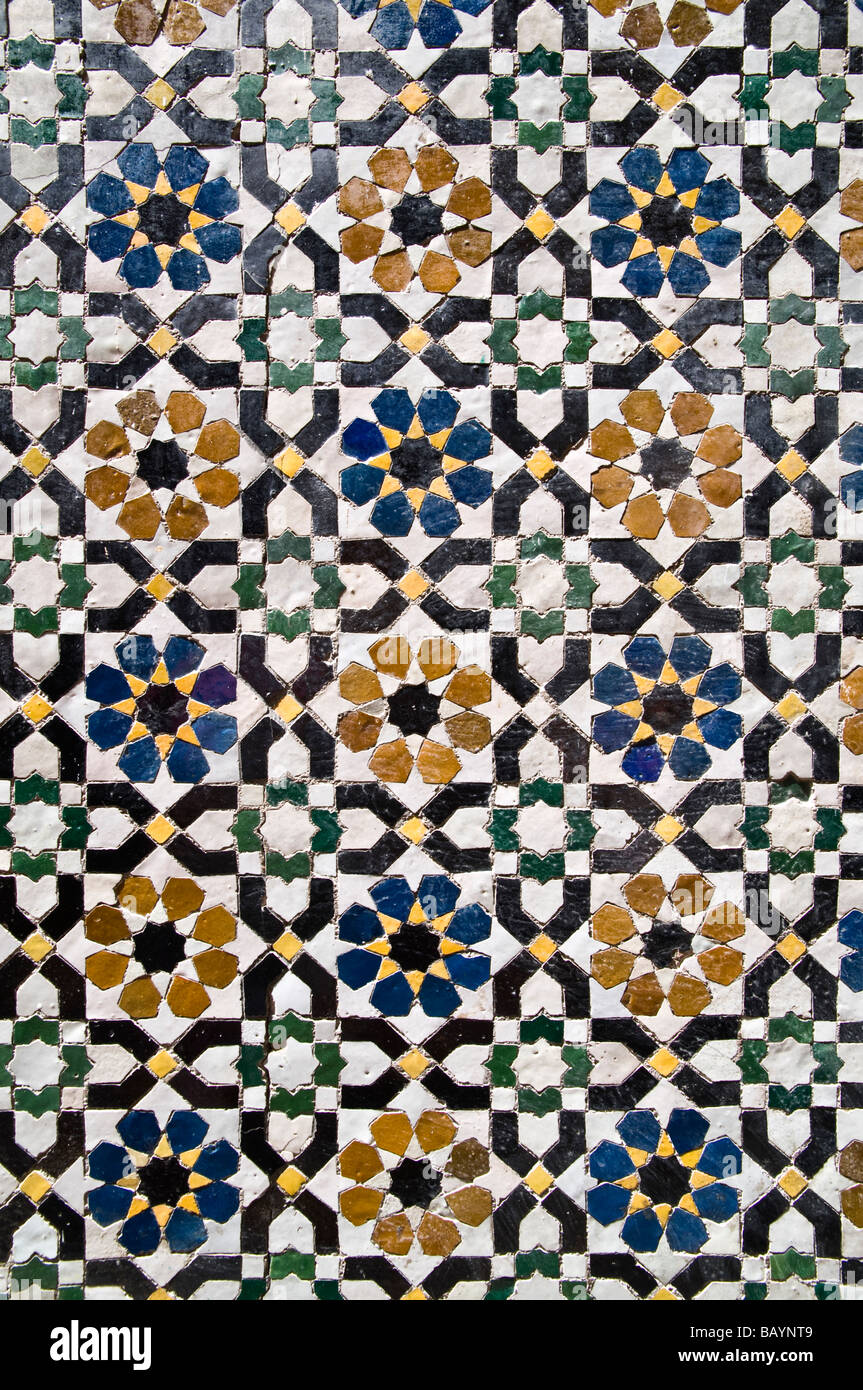 Dettaglio della parete del bel blu, bianco, giallo-ocra e colorati di nero marocchino, mosaico, Zellige piastrelle in Fes, Marocco. Foto Stock