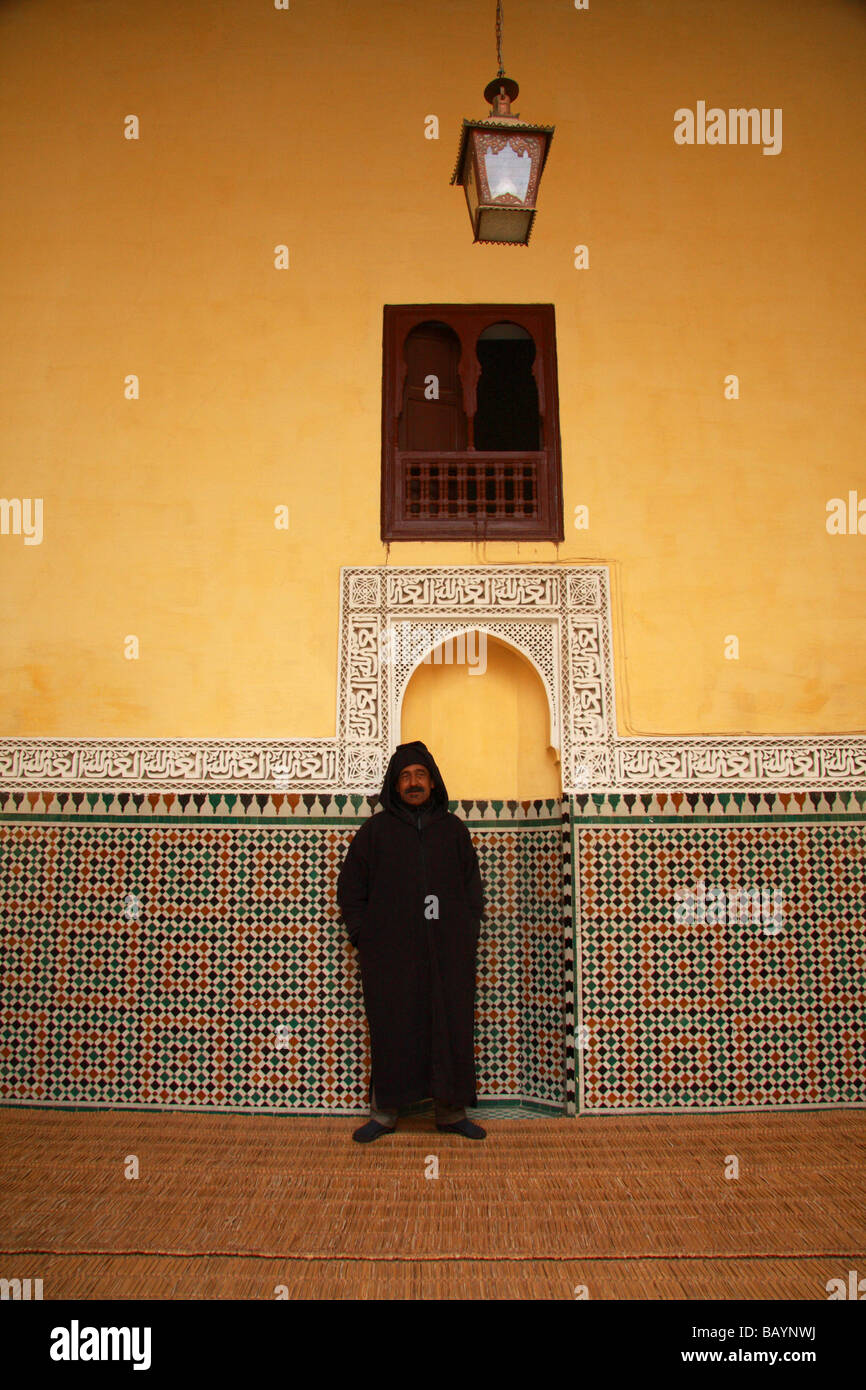 Un mausoleo custode sta sotto il mihrab nel cortile interno del Mausoleo di Moulay Ismail a Meknes, nord del Marocco Foto Stock