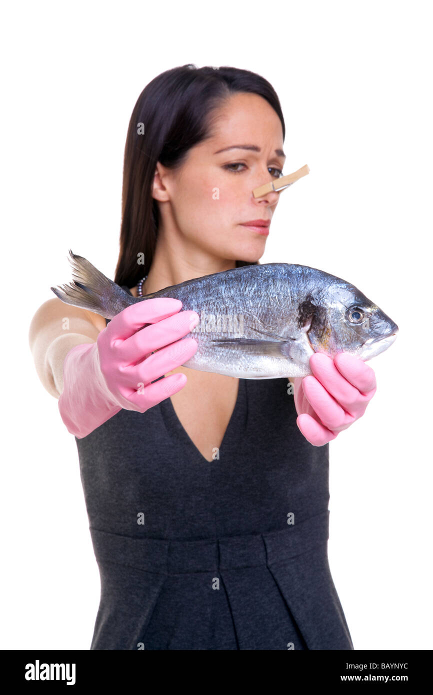 Donna che mantiene il pesce crudo Foto Stock