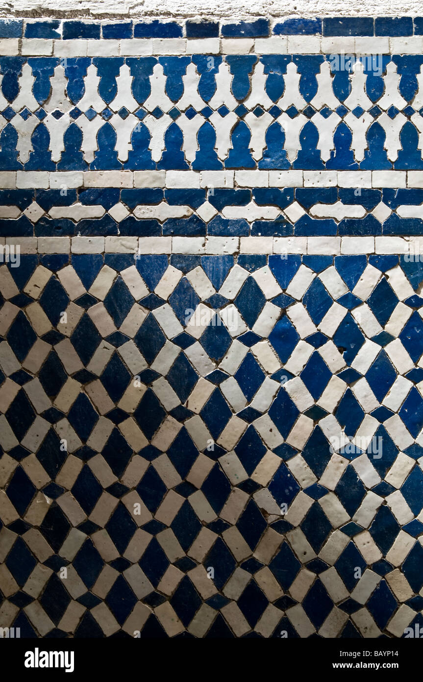 Parete di bella di colore blu e bianco marocchino, mosaico, Zellige piastrelle in Fes, Marocco. Foto Stock