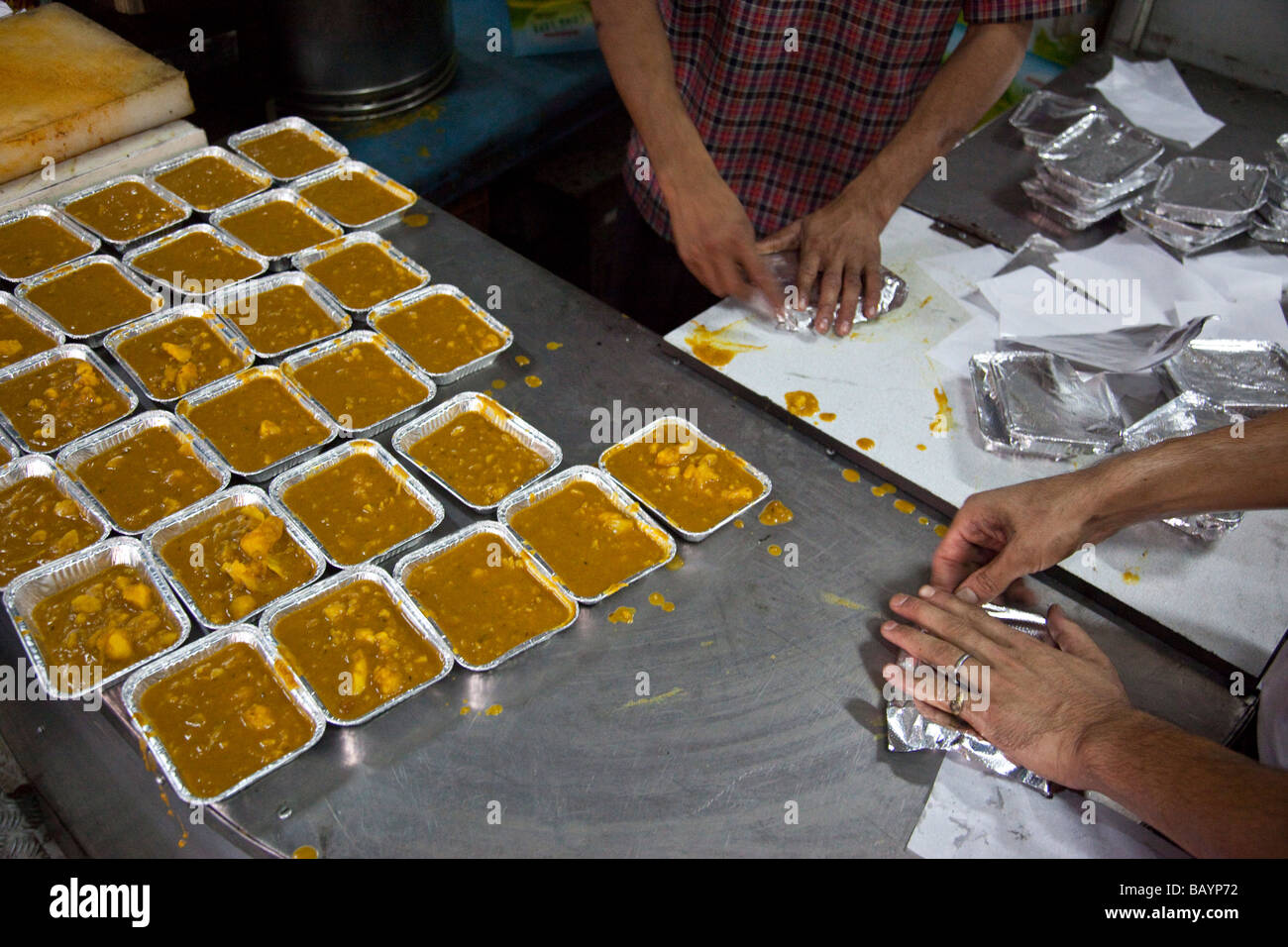 Treno di imballaggio i pasti nel cibo auto su un treno in India Foto Stock