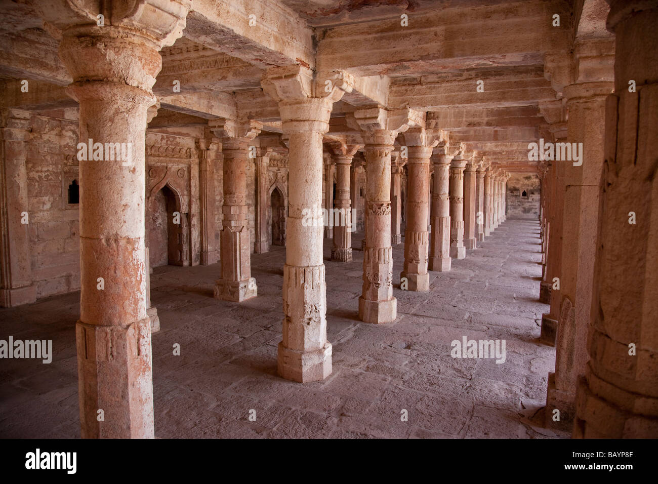 Moschea nel complesso di Palazzo Mandu in India Foto Stock