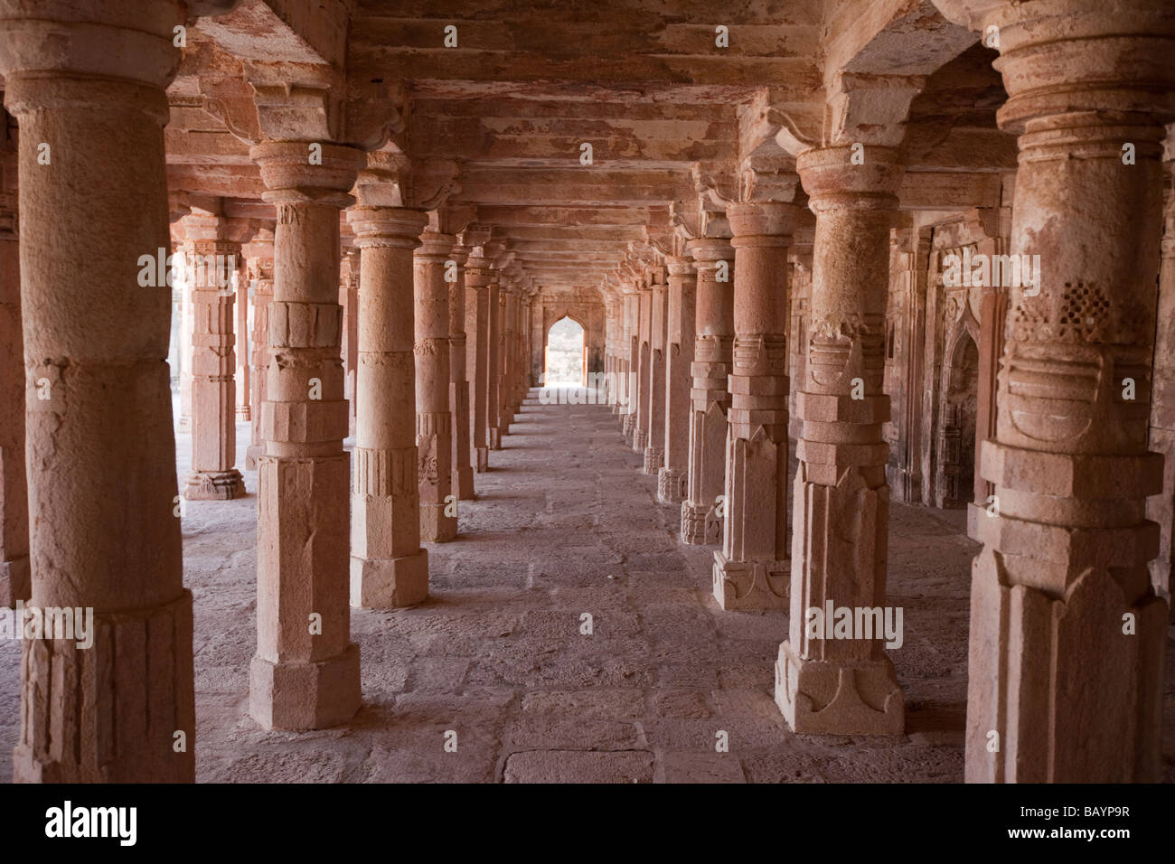 Moschea nel complesso di Palazzo Mandu in India Foto Stock
