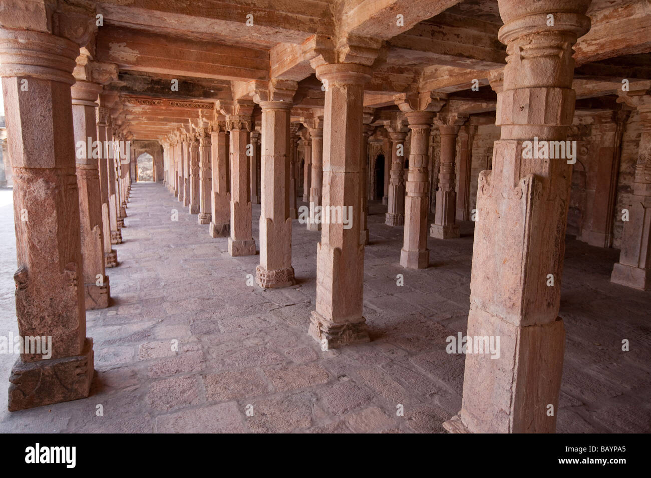 Moschea nel complesso di Palazzo Mandu in India Foto Stock